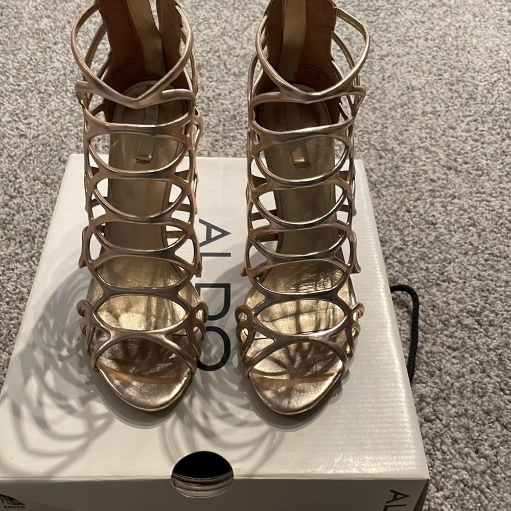 Aldo- Gold- Like New Heels size 7.5